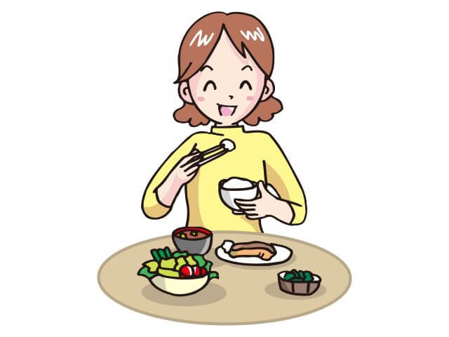 食事する女性の画像